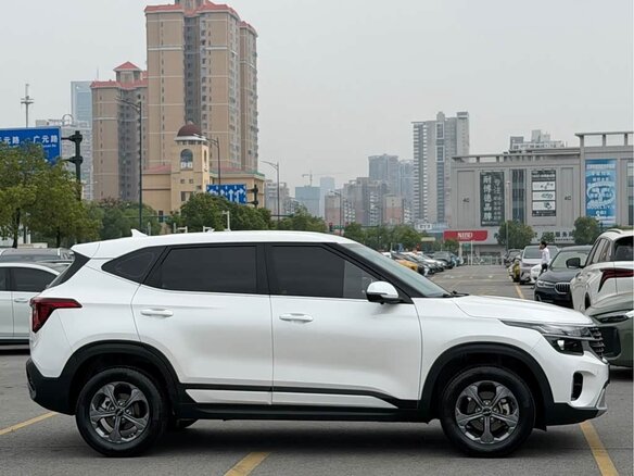 2023 Kia Seltos I Рестайлинг, белый, 1850003 рублей - вид 5