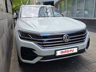 2018 Volkswagen Touareg III, белый, 5500000 рублей, вид 3