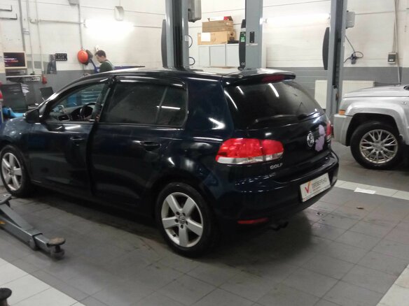 2011 Volkswagen Golf VI, синий, 730000 рублей - вид 3