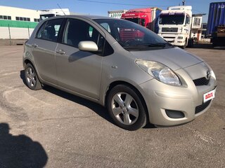 2009 Toyota Yaris II Рестайлинг, серебристый, 670000 рублей, вид 4