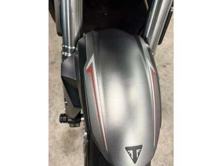 2017 Triumph Street Triple, серый, 699000 рублей, вид 4