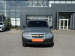 2015 Chevrolet Niva I Рестайлинг, серебристый, 590000 рублей, вид 2