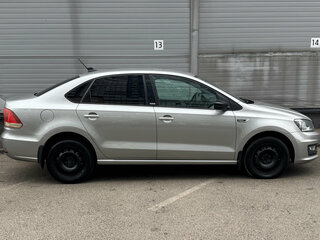 2017 Volkswagen Polo V Рестайлинг, серебристый, 909000 рублей, вид 4