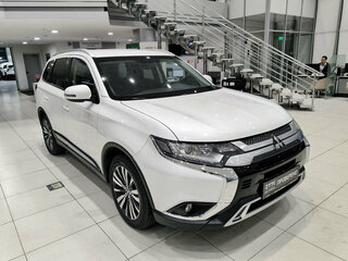 2019 Mitsubishi Outlander III Рестайлинг 3, белый, 2570000 рублей, вид 3