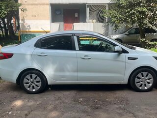 2013 Kia Rio 5-speed III, белый, 750000 рублей, вид 2