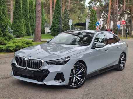 2024 BMW 5 серии 530i xDrive VIII (G60/G61/G68), серый, 7600000 рублей, вид 1