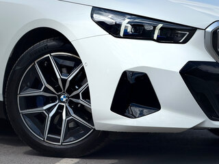 2025 BMW 5 серии 520i VIII (G60/G61/G68), белый, 7200000 рублей, вид 2