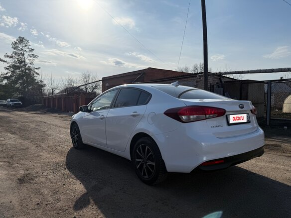 2017 Kia Cerato III Рестайлинг (Classic), белый, 1250000 рублей - вид 3