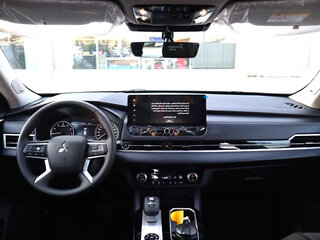 2026 Mitsubishi Outlander IV Рестайлинг, белый, 6270111 рублей, вид 5