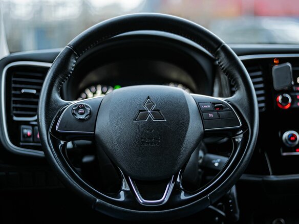 2021 Mitsubishi Outlander III Рестайлинг 3, серый, 2420000 рублей - вид 5