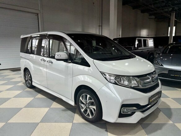 2015 Honda Stepwgn V, белый, 1649000 рублей - вид 2