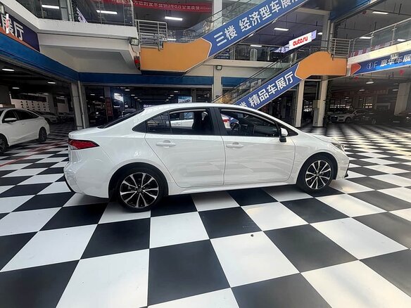 2022 Toyota Corolla Sporty XII (E210) Рестайлинг, белый, 1600000 рублей - вид 3