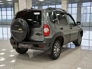 2018 Chevrolet Niva I Рестайлинг, серебристый, 642000 рублей, вид 2