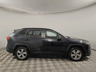 2021 Toyota RAV4 V (XA50), чёрный, 3275000 рублей, вид 4