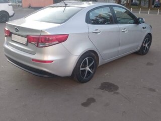 2016 Kia Rio III Рестайлинг, серебристый, 1080000 рублей, вид 4