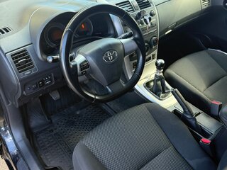 2011 Toyota Corolla X (E140, E150) Рестайлинг, чёрный, 830000 рублей, вид 1