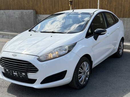 2015 Ford Fiesta Mk6 Рестайлинг, белый, 700000 рублей, вид 3