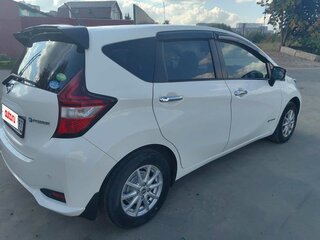 2018 Nissan Note e-Power II Рестайлинг, белый, 1050000 рублей, вид 5