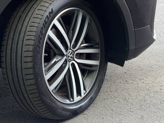 2021 Volkswagen Tiguan II Рестайлинг, чёрный, 4250000 рублей, вид 5