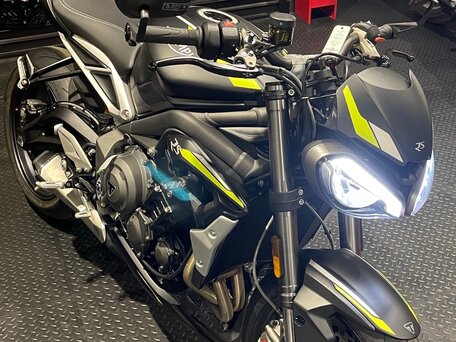 2021 Triumph Street Triple, чёрный, 900000 рублей, вид 1