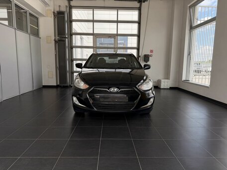 2012 Hyundai Solaris I, чёрный, 600000 рублей, вид 2