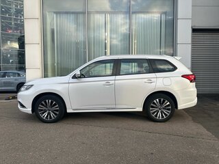 2022 Mitsubishi Outlander III Рестайлинг 3, белый, 2350000 рублей, вид 4