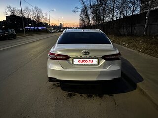 2022 Toyota Camry VIII (XV70) Рестайлинг, белый, 3520000 рублей, вид 3