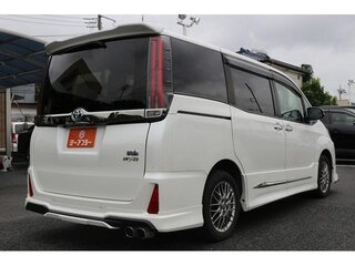 2021 Toyota Noah III (R80) Рестайлинг, белый, 2050000 рублей, вид 5