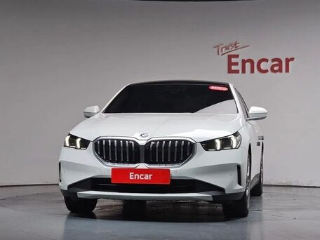 2024 BMW 5 серии 520i VIII (G60/G61/G68), белый, 5882000 рублей, вид 3