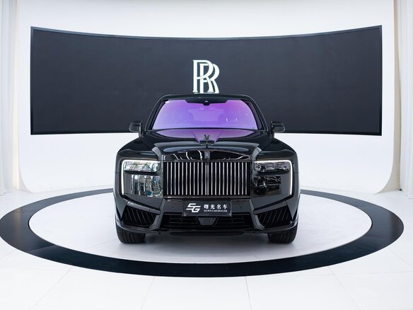 2026 Rolls-Royce Cullinan Black Badge I Рестайлинг (Series II), чёрный, 50000000 рублей - вид 2