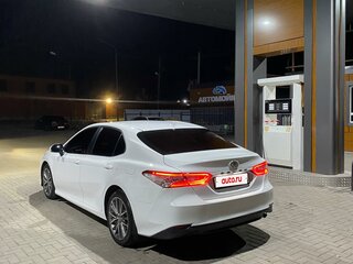 2018 Toyota Camry VIII (XV70), белый, 1690000 рублей, вид 3