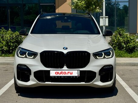 2019 BMW X5 50i IV (G05/G18), белый, 6950000 рублей, вид 4