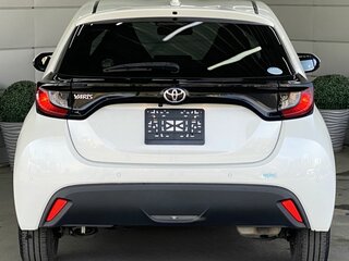 2020 Toyota Yaris IV, белый, 1319000 рублей, вид 5