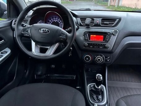 2013 Kia Rio 5-speed III, серый, 785000 рублей, вид 2