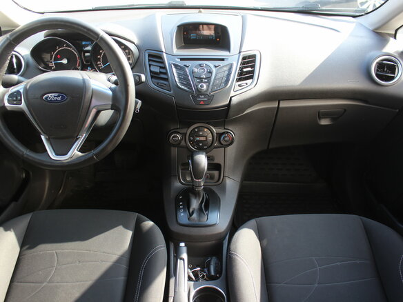 2015 Ford Fiesta Mk6 Рестайлинг, белый, 670000 рублей - вид 2