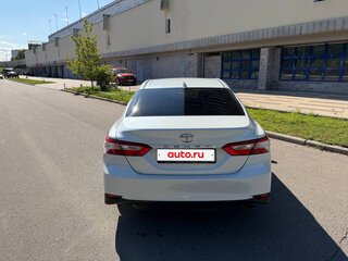 2020 Toyota Camry VIII (XV70), белый, 2280000 рублей, вид 3
