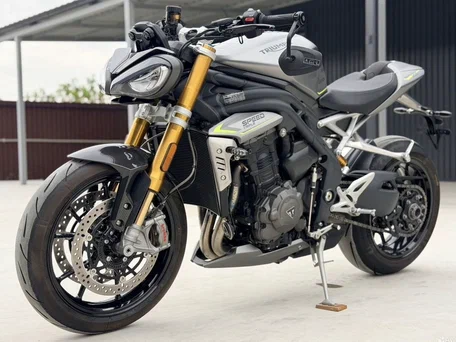 2022 Triumph Street Triple, серый, 1470000 рублей, вид 2