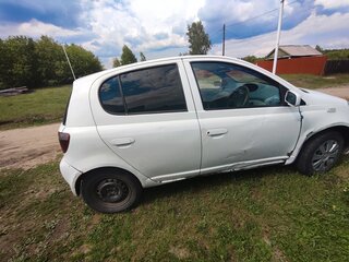 2001 Toyota Vitz I (P10), белый, 170000 рублей, вид 3