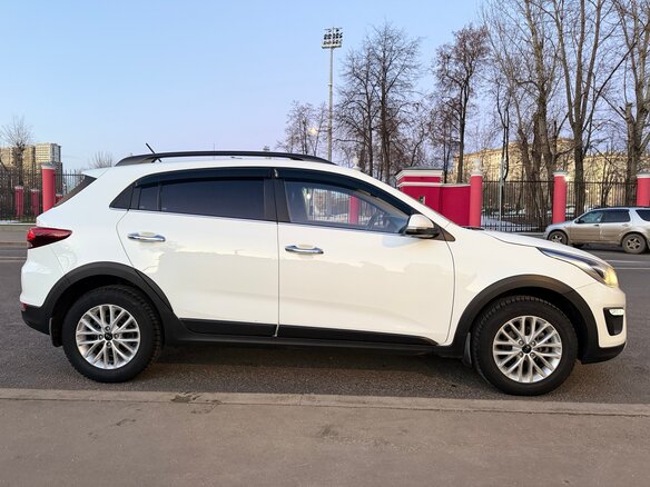 2019 Kia Rio X-Line IV, белый, 1800000 рублей - вид 3