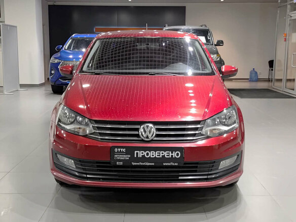 2017 Volkswagen Polo V Рестайлинг, красный - вид 1