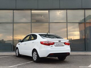 2013 Kia Rio 5-speed III, белый, 595000 рублей, вид 5