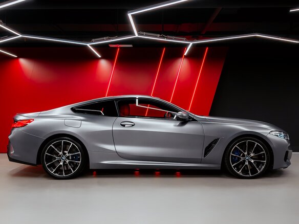2021 BMW 8 серии M850i xDrive II (G14/G15/G16), серый, 9500000 рублей - вид 5