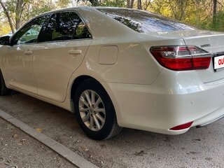 2017 Toyota Camry VII (XV50) Рестайлинг 2, белый, 2050000 рублей, вид 3