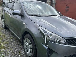 2020 Kia Rio IV Рестайлинг, серый, 1600000 рублей, вид 3
