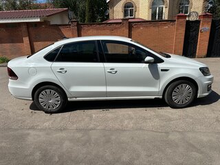 2018 Volkswagen Polo V Рестайлинг, белый, 850000 рублей, вид 3