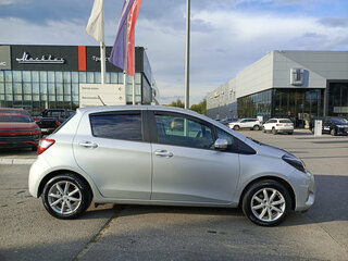 2020 Toyota Yaris III Рестайлинг 2, серый, 1476000 рублей, вид 4