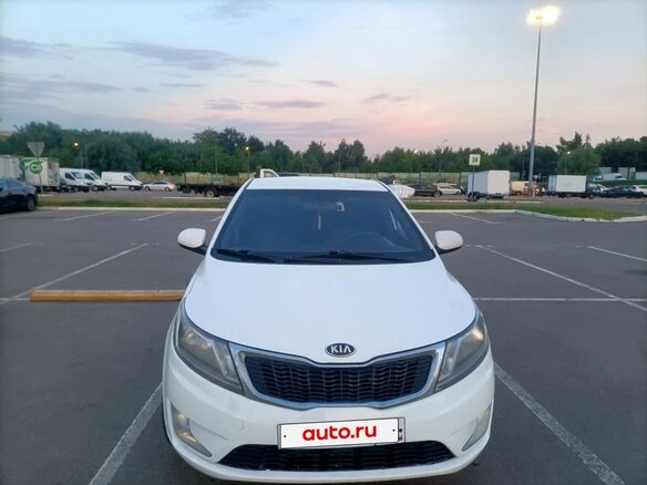 2013 Kia Rio 5-speed III, белый, 666000 рублей