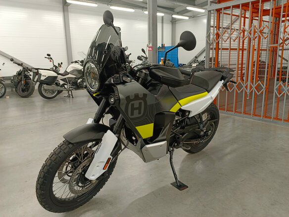 2023 Husqvarna Norden 901, серый, 1490000 рублей - вид 4
