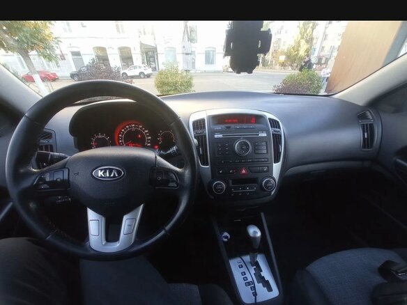 2011 Kia Ceed I Рестайлинг, белый, 680000 рублей - вид 2