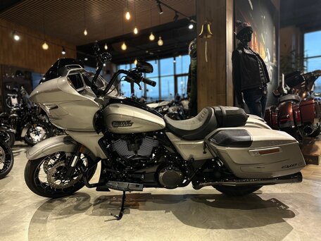 2023 Harley-Davidson CVO Road Glide, серый, 4900000 рублей, вид 2
